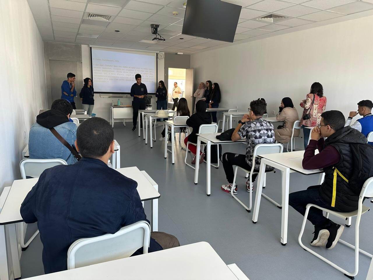 Élèves du Lycée LYTEX présentant un travail en classe